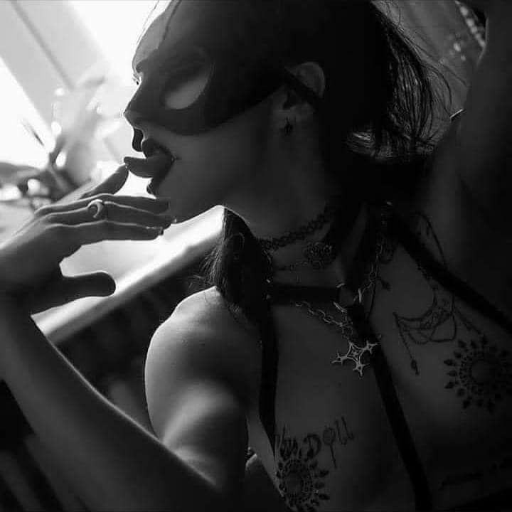 Ragazza con maschera a seno nudo